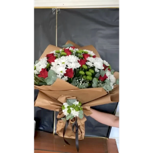 Beyaz papatya 11 kırmızı Gül buketi