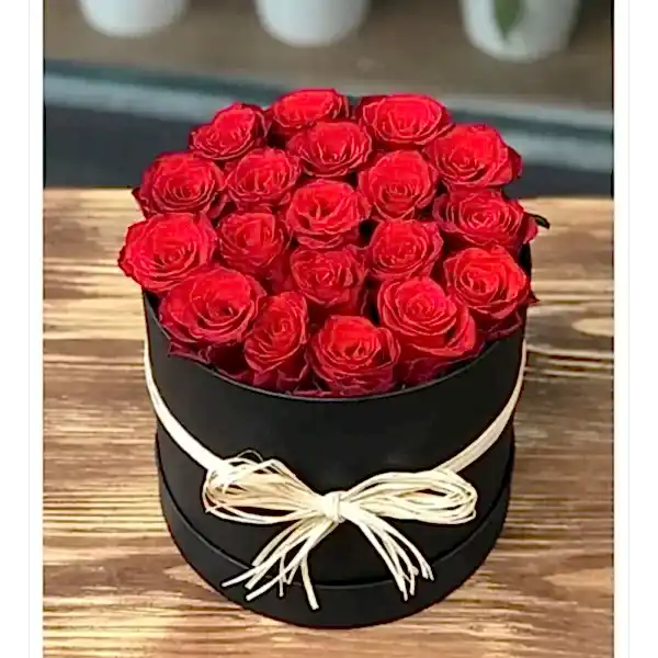Kutuda kırmızı gül tasarımı